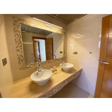 Modern Flat Close To *